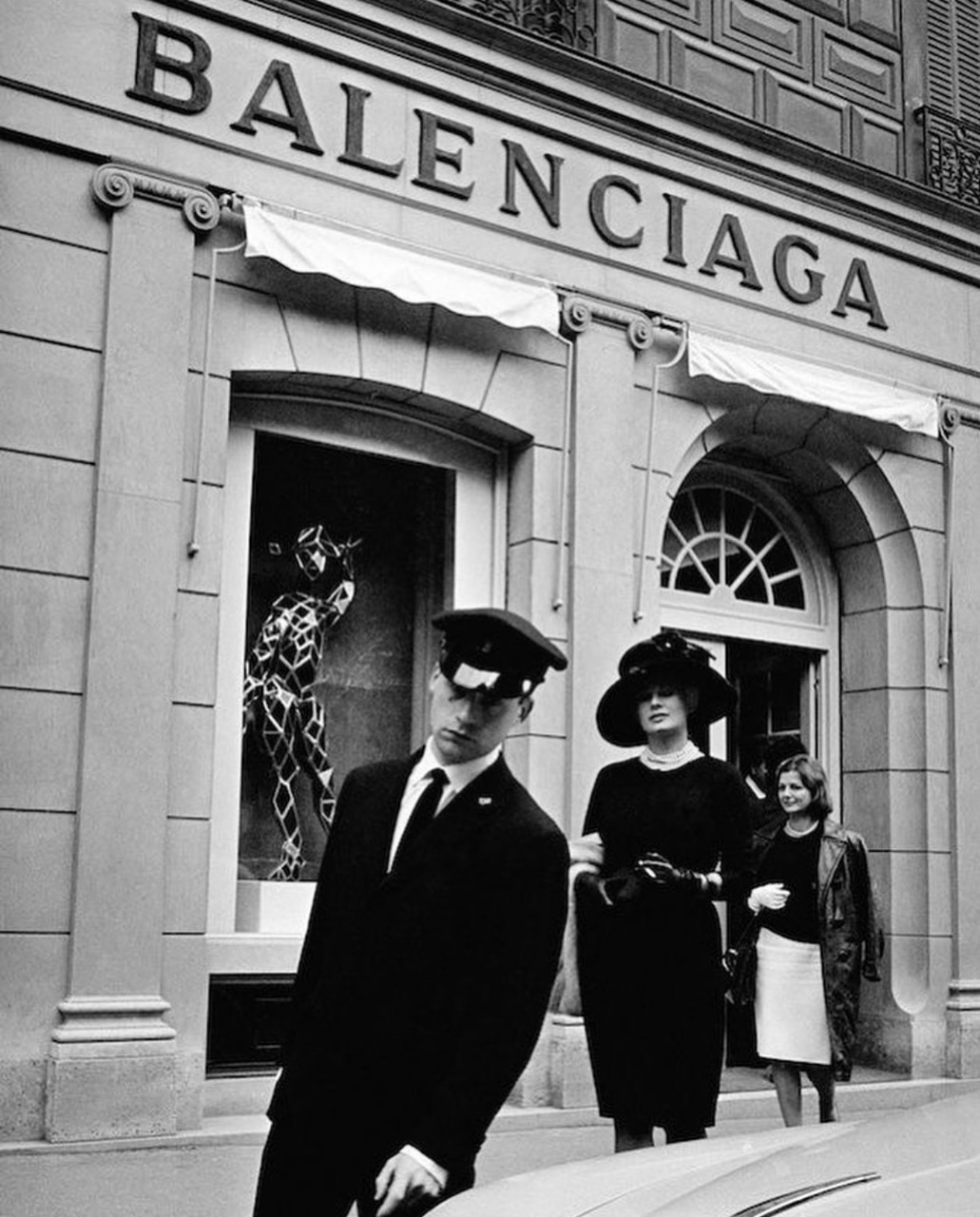  Demna Gvasalia - người mang tính đột phá hiện đại cho hầu hết các sản phẩm của Balenciaga.