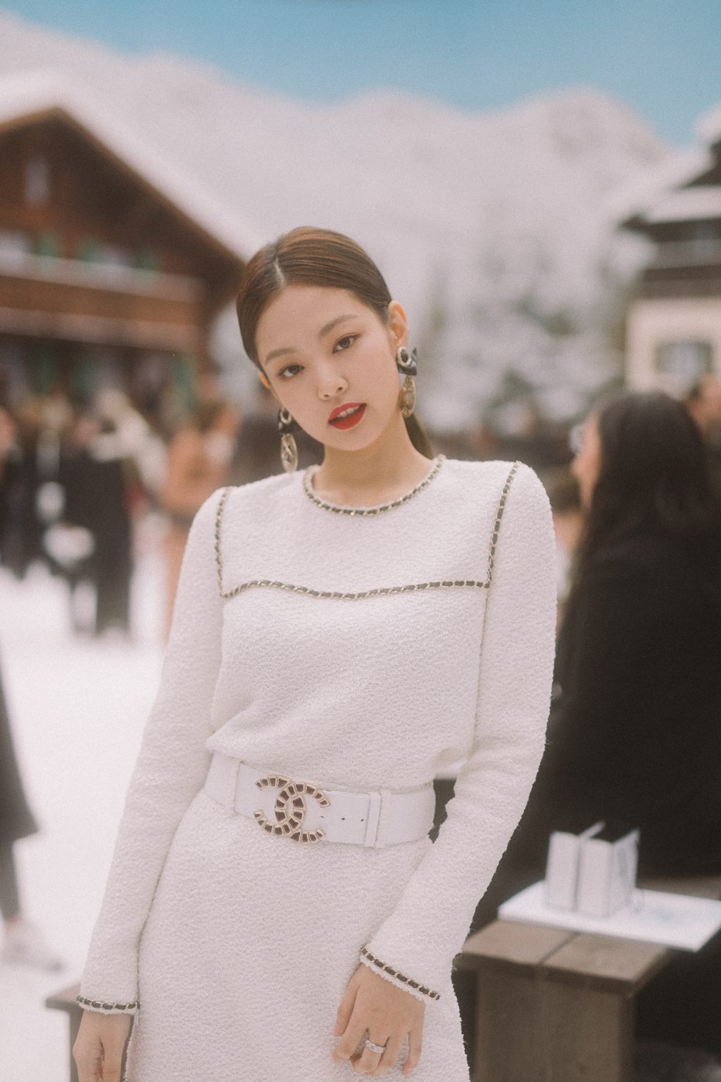 Tại buổi ra mắt BST Thu-Đông 2019 của Chanel tại Paris, Jennie  bỗng hoá dịu dàng
