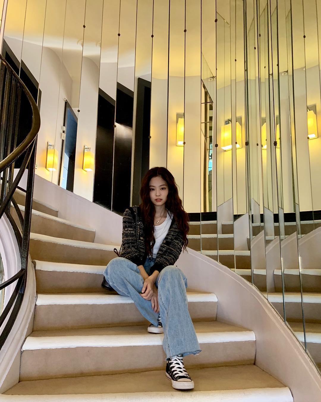 Jennie  tạo dáng cool ngầu tại cầu thang gương Coco Chanel
