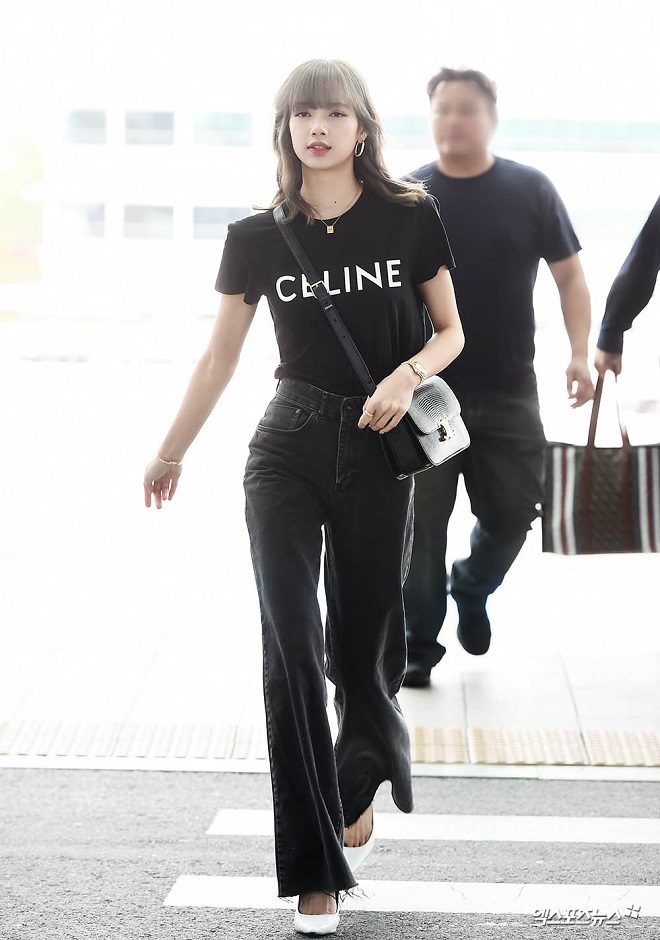 Lisa diện nguyên set đồ đen, ton-sur-ton từ áo quần tới phụ kiện do Celine thiết kế