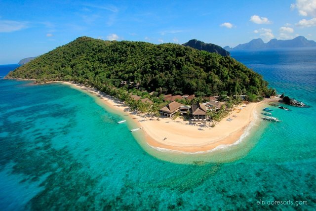 Con-Côn Đảo với diện tích khoảng 76km2 gồm 16 hòn đảo lớn nhỏ với dân số chỉ có khoảng 6000 người