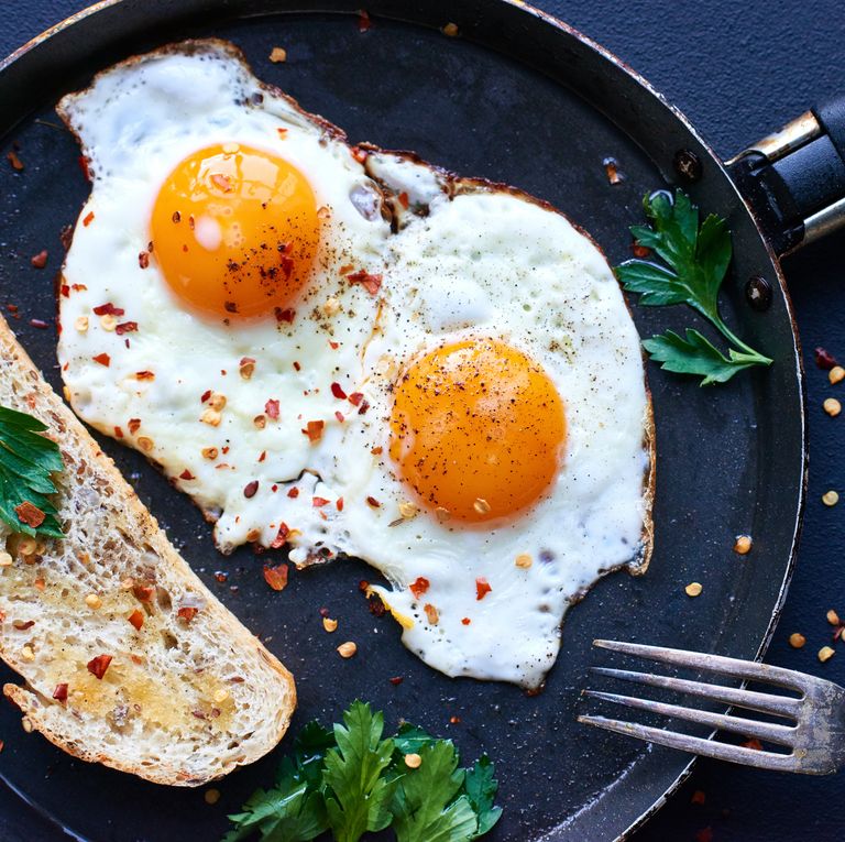 Thực phẩm giúp tóc mọc dày dễ tìm nhất có lẽ là trứng, nó là một nguồn protein dồi dào