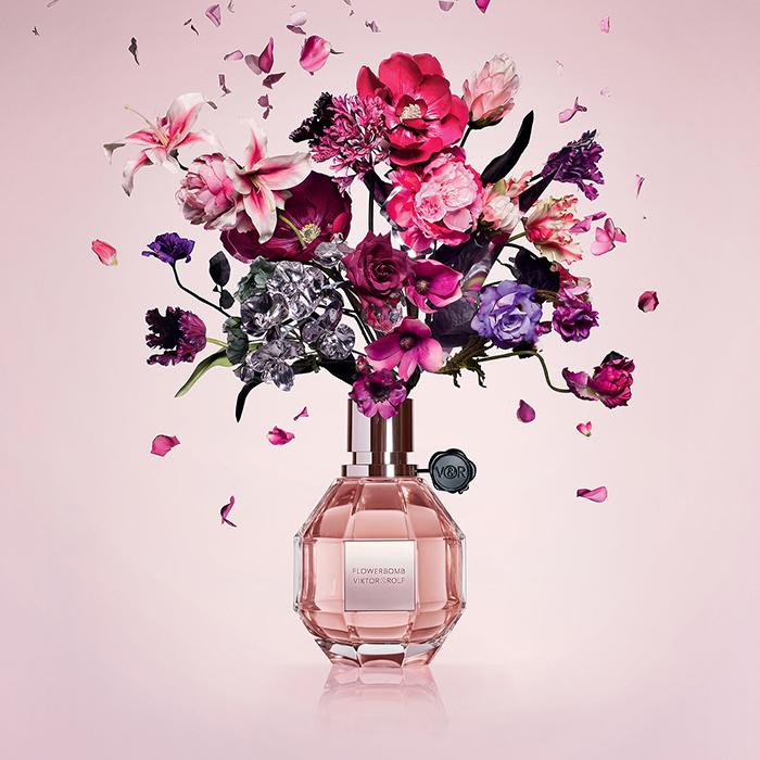 Mùi nước hoa nữ quyến rũ Flowerbomb Viktor & Rolf được ví như một bó hoa đẹp mang hương thơm ngọt ngào.
