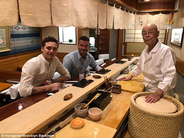 Hai cha con David Beckham dùng bữa tại Sukiyabashi Jiro do đích thân ông Jiro Ono đứng bếp.