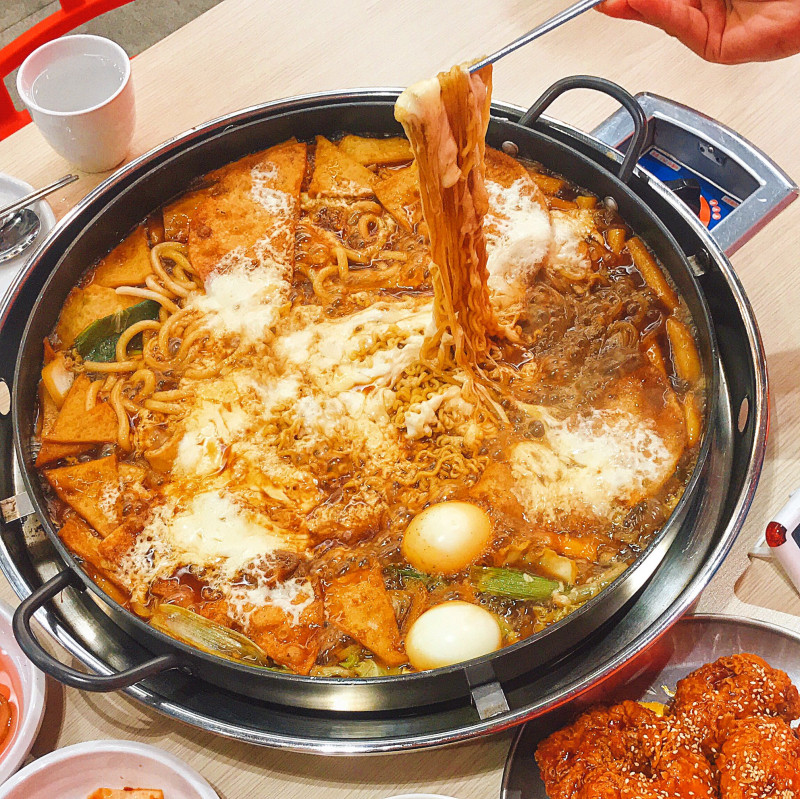 Quán ăn ngon Hàn Quốc Paik Jong Won's Kitchen là 1 tổ hợp nhiều hàng ăn khác nhau