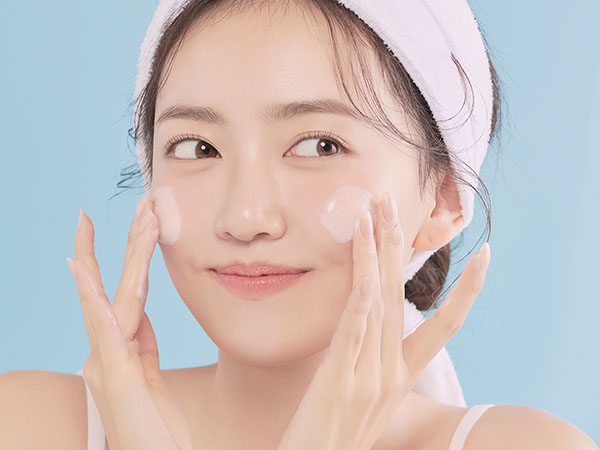 Skincare có nghĩa là chăm sóc da, là một loạt các bước dưỡng da bằng các sản phẩm có khả năng hỗ trợ nuôi dưỡng