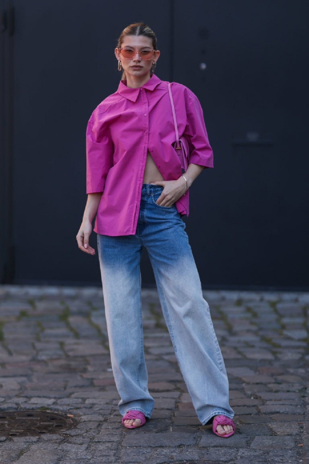 Quần jeans cạp trễ là một trong những xu hướng thời trang gây tranh cãi từ thập niên 2000