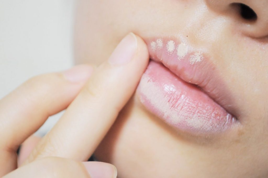 Sử dụng kem che khuyết điểm trước khi đánh son môi