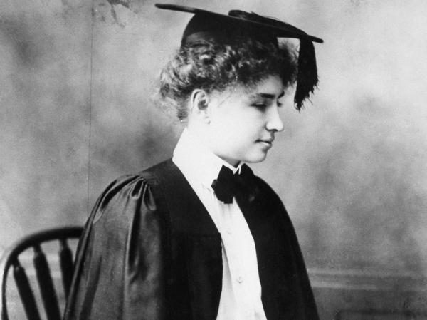 Văn sĩ Helen Keller là người khiếm thính và khiếm thị đầu tiên có được tấm bằng Cử nhân chuyên ngành Nghệ thuật
