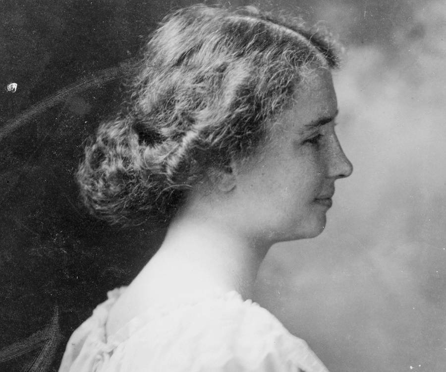 Mới 19 tháng, Helen Keller bị mắc một chứng bệnh kì lạ mà bác sĩ không thể chẩn đoán.