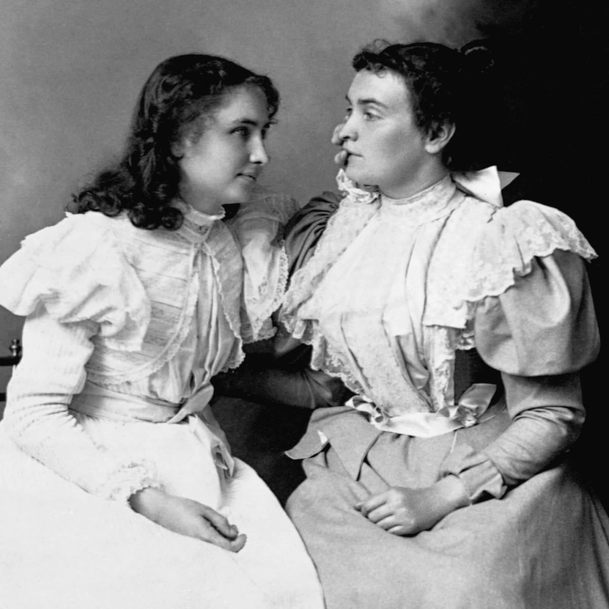 Văn sĩ Helen Keller được cô gái mù lòa Anne Sullivan cứu giúp