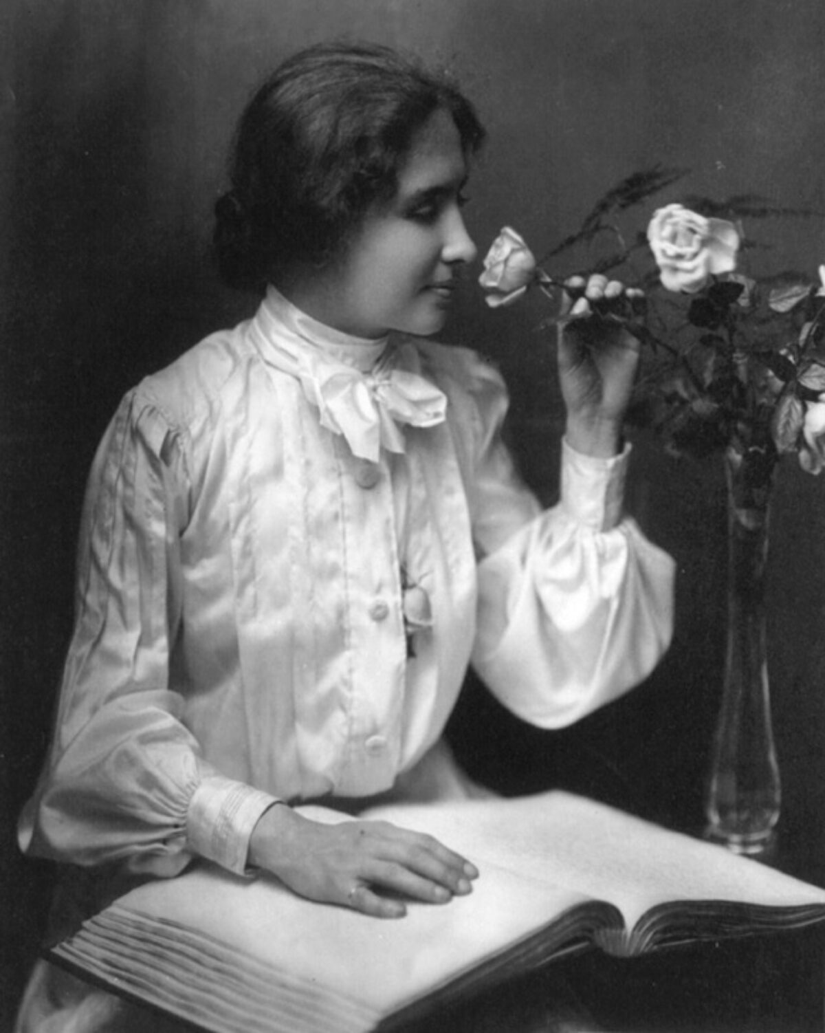 Trong suốt cuộc đời, Helen Keller đã cống hiến tổng cộng 12 cuốn sách và hơn 475 bài diễn văn