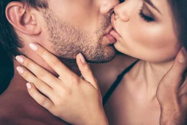 Hôn môi là cử chỉ thể hiện tình cảm, đây được xem là biểu tượng của tình yêu từ xưa đến nay.