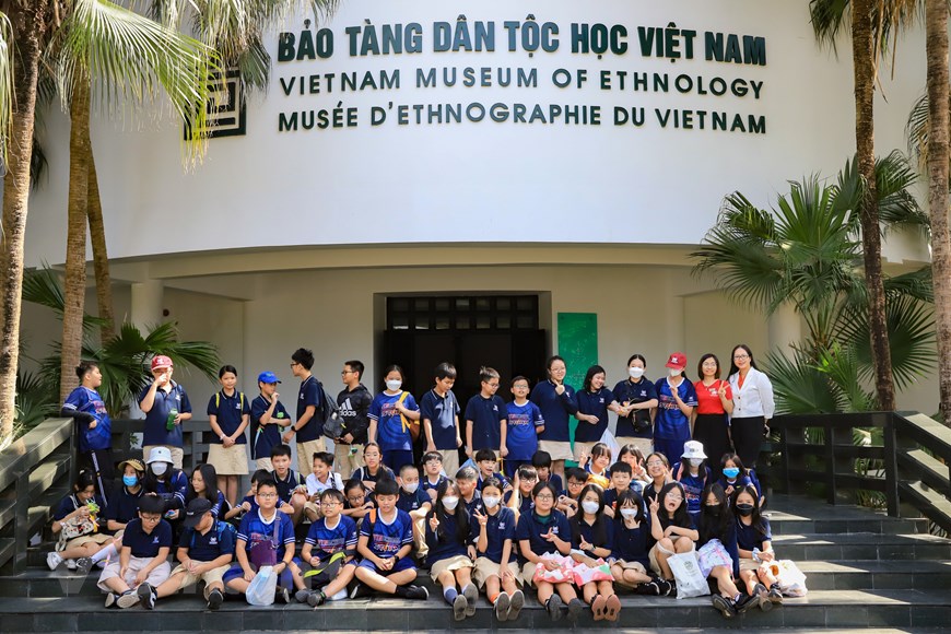 Cửa chính bảo tàng Dân tộc học Việt Nam 