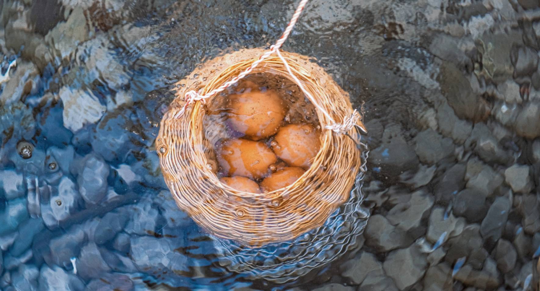 Trứng gà luộc trong suối khoáng nóng tự nhiên 