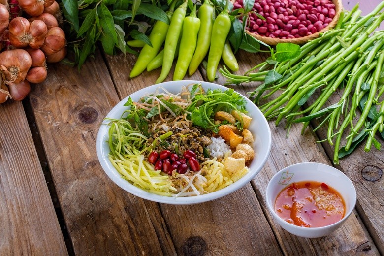 Cơm hến – đặc sản Huế là món ăn đại diện cho nền văn hóa ẩm thực