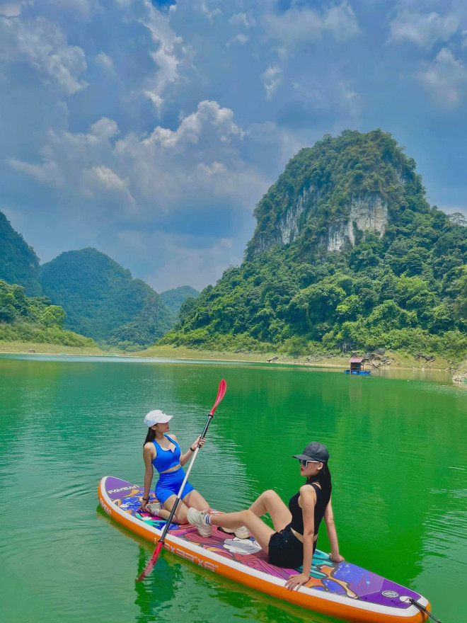 Chèo thuyền trên Hồ Thang Hen