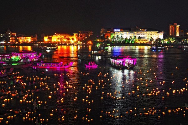 Sông Hương đẹp nhất về đêm 