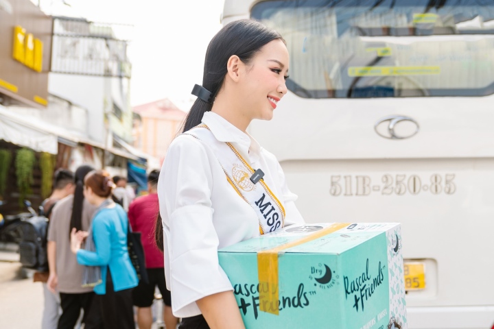 Lê Nguyễn Bảo Ngọc bị chỉ trích khi trang điểm đậm đi làm từ thiện