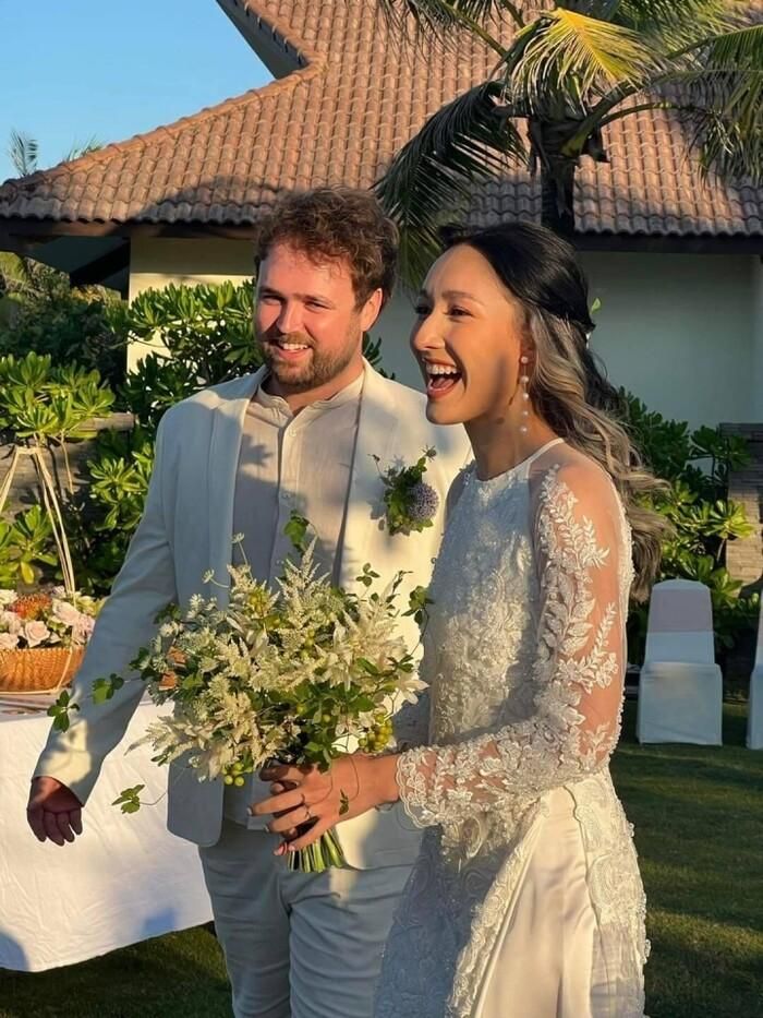 Anna Trương kết hôn với bạn trai Tây sau 5 năm hẹn hò