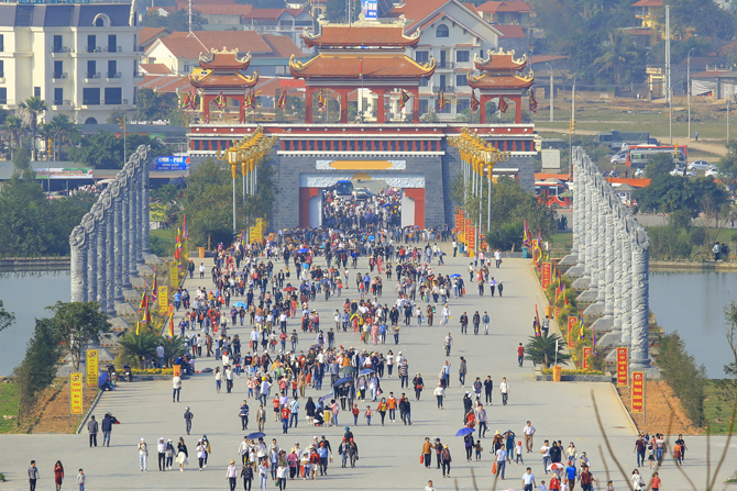 Đầu năm mới, du khách đến chùa Tây Thiên rất đông 