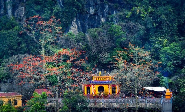 Khung cảnh chùa Hương 