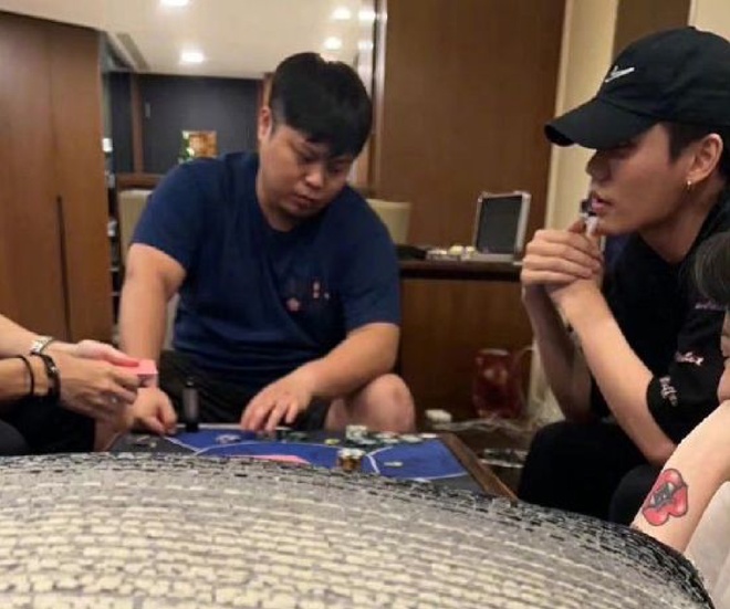 Hình ảnh được cho là Lâm Ngạn Tuấn đang ngồi đánh bài 