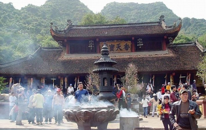 Mọi người đến chùa Hương dâng hương đầu năm 