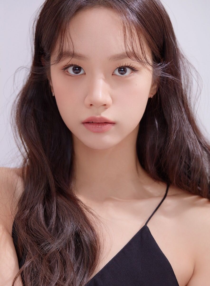 Lee Hye-ri sinh năm 1994