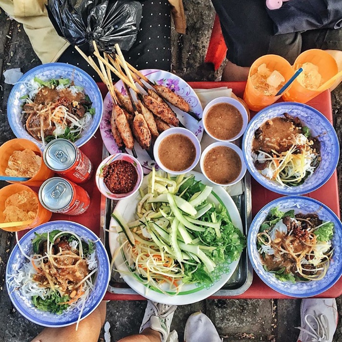 Chợ Đông Ba có nhiều món ăn vặt ngon 