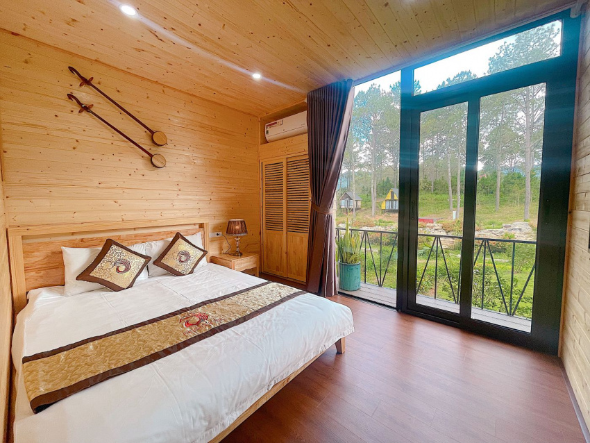 Các phòng được bao phủ bởi rừng thông cùng tông màu vàng nhẹ chủ đạo kết hợp hệ thống nội thất tiện nghi và sân vườn rộng rãi.
