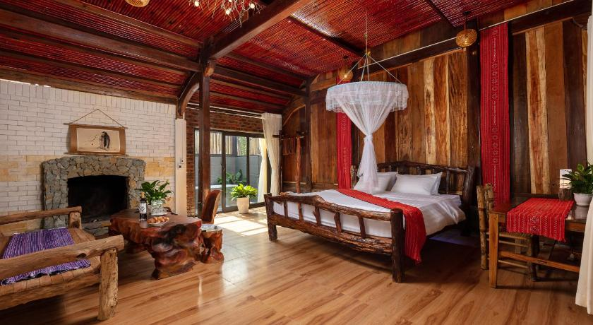 Các phòng nghỉ tại The Nordic Village sở hữu tông màu nâu đỏ của các loại gỗ mang lại cảm giác sang trong cho căn phòng.