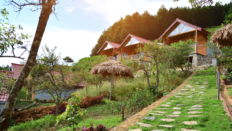 Thiết kế của Vân Hồ Ecolodge dựa trên những căn nhà truyền thống của đồng bào Mông với nhà trệt xây dựng chủ yếu bằng gỗ, mái thấp được lợp bằng cỏ gianh.