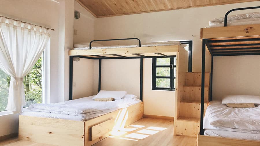 Phòng ngủ với tone màu ấm áp ở Bơ House Mộc Châu