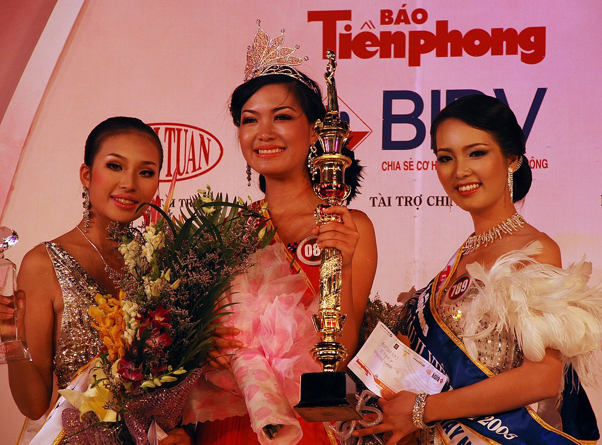Tham gia nhiều cuộc thi sắc đẹp và trở thành Á hậu Việt Nam