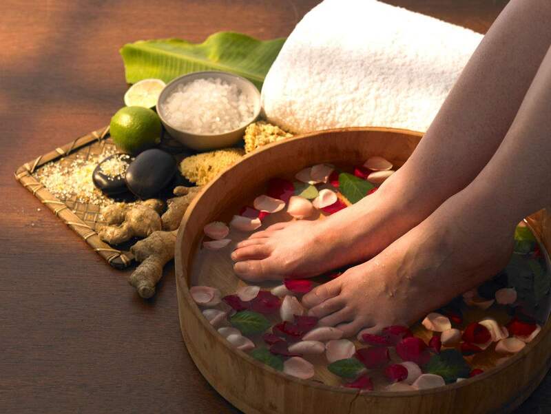  Massage chân bằng thuốc thảo dược