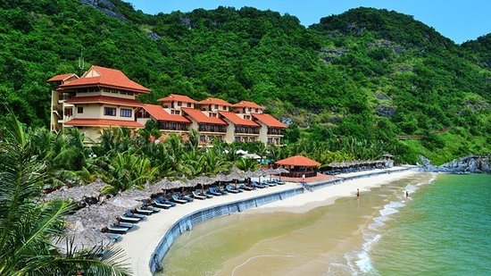 Cát Bà Island Resort & Spa có view nhìn ra biển xinh đẹp 