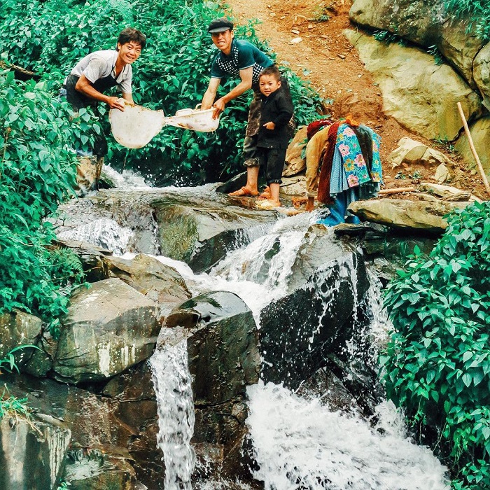 Tắm suối, bắt cá tại bản Du Già Hà Giang