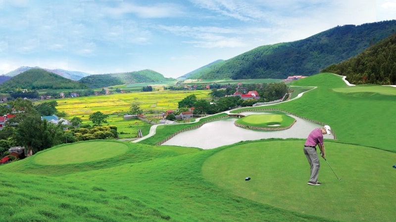 Sân golf Đồng Mô được đánh giá là một trong những sân golf đẹp nhất của khu vực Đông Nam Á
