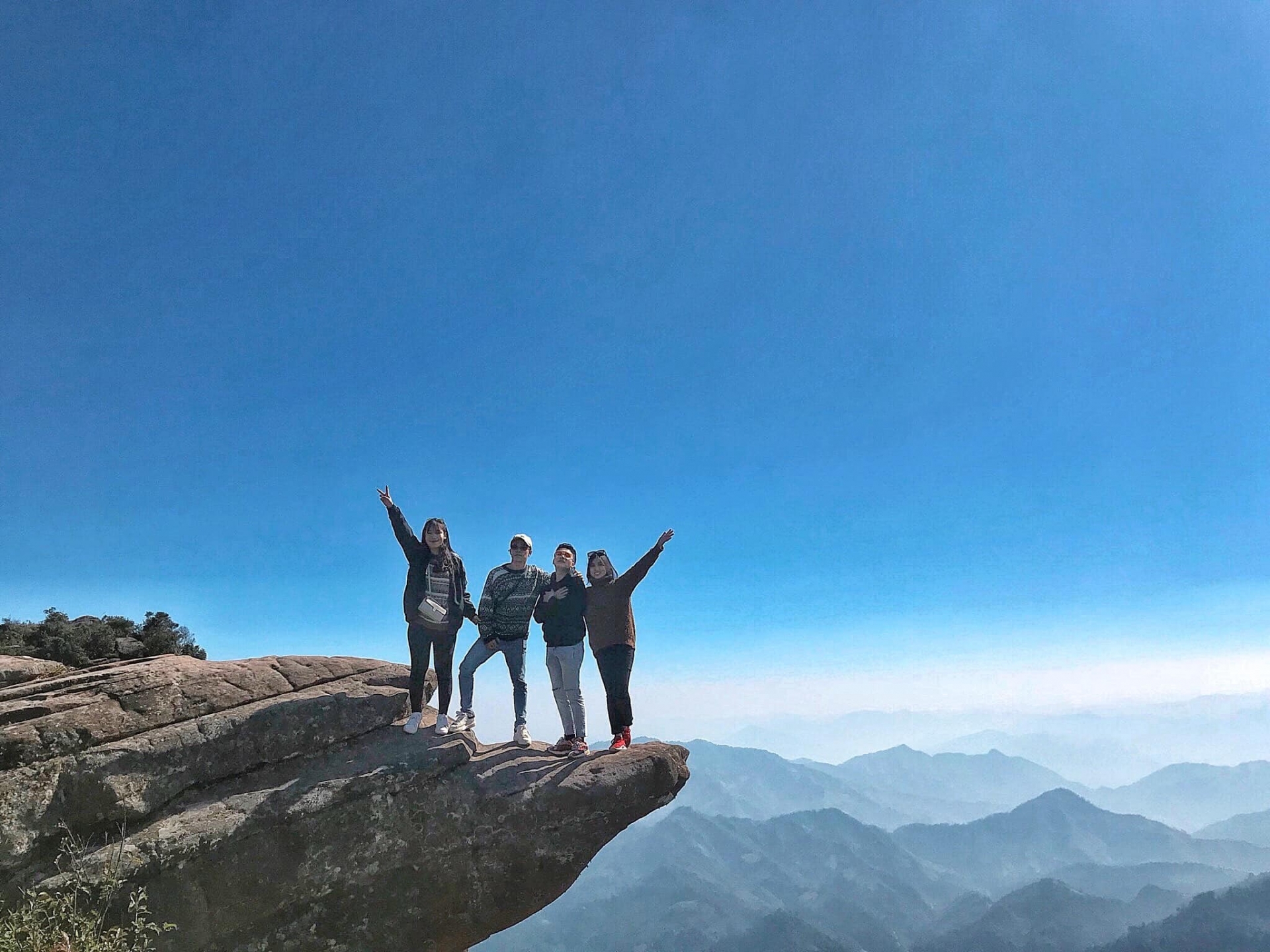 Từ thác Dải Yếm bạn cũng có thể đi chinh phục đỉnh Pha Luông