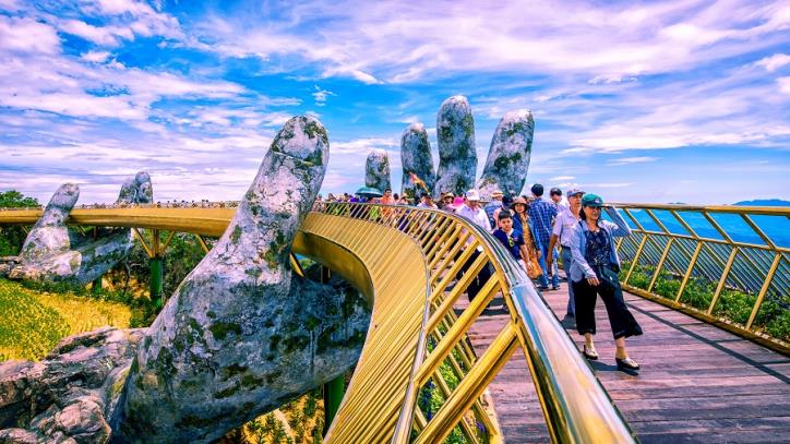Cầu Vàng Đà Nẵng nằm ngay lưng chừng núi ở độ cao hơn 1400m so với mực nước biển