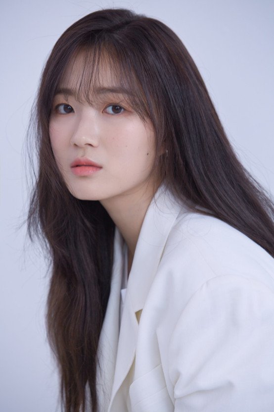 Kim Hye Yoon sinh năm 1996