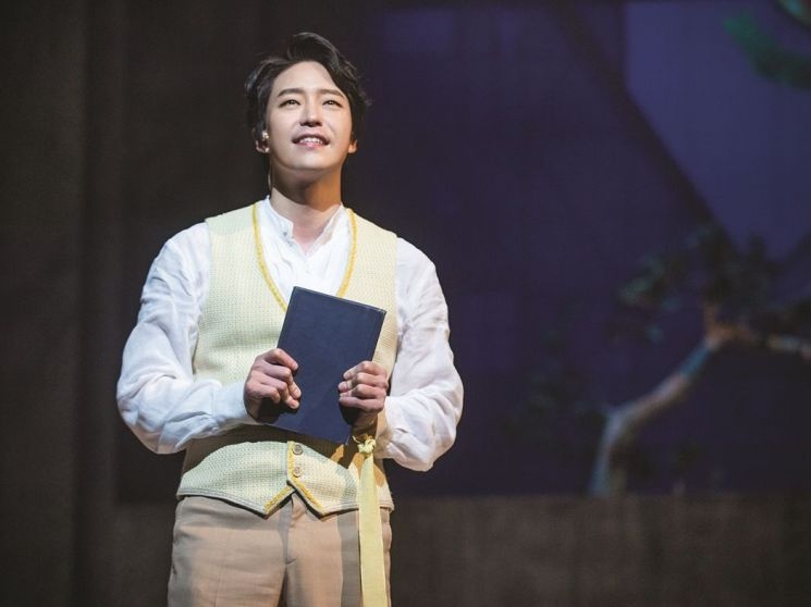 Uhm Ki Joon ra mắt năm 1995 với vai trò diễn viên nhạc kịch 