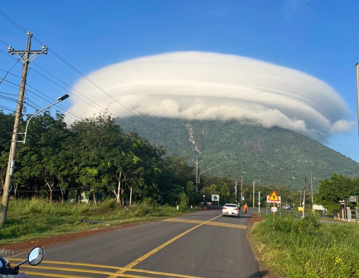 Giải mã hiện tượng đám mây kỳ lạ hình đĩa bay bao quanh đỉnh núi Bà Đen