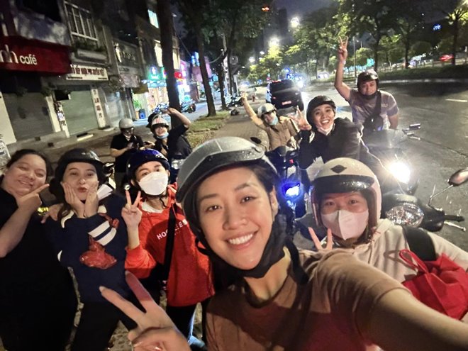 Hoa hậu Khánh Vân ngồi xe máy, đi phát quà Tết cho bà con nghèo giữa đêm khuya