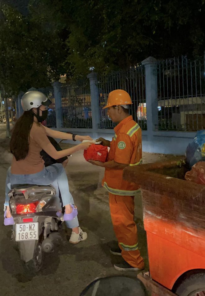 Hoa hậu Khánh Vân ngồi xe máy, đi phát quà Tết cho bà con nghèo giữa đêm khuya