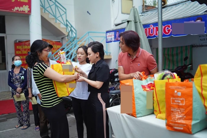 Vợ chồng Việt Hương tặng 250 phần quà Tết cho bà con khó khăn, bất ngờ nhất là khoản tiền 