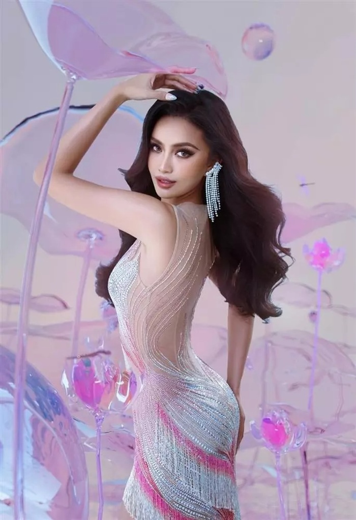 Ngọc Châu trình làng hai mẫu đầm dạ hội cho bán kết Miss Universe để 
