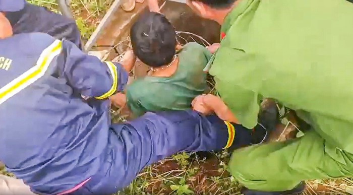 Giải cứu thành công người đàn ông ở Đắk Lắk sống sót sau 4 ngày bị rơi xuống giếng sâu 25m
