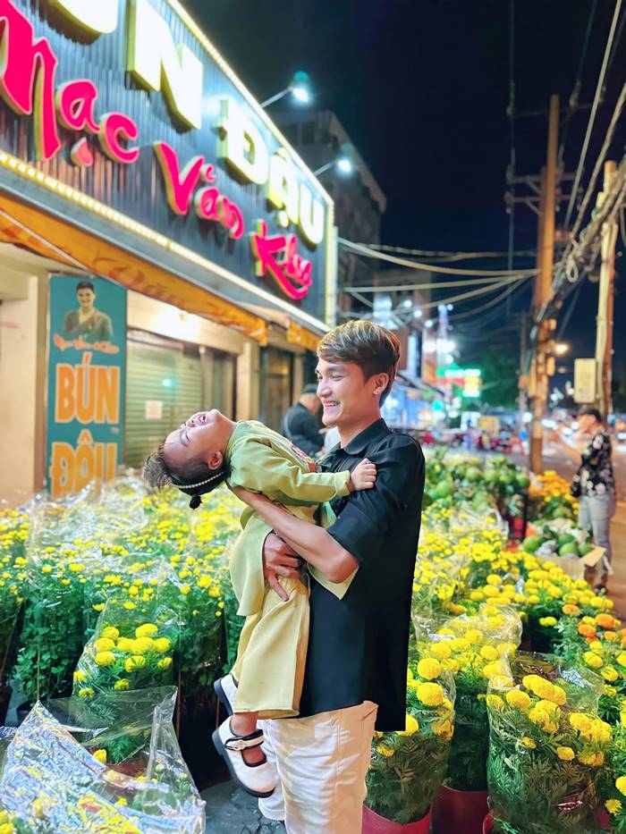 Lê Dương Bảo Lâm ra sạp phụ vợ buôn bán, Mạc Văn Khoa bán hoa Tết